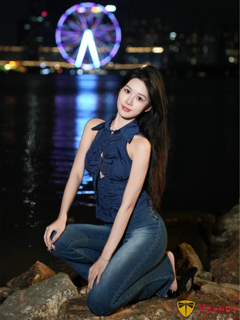 牛仔裤拍夜景人像！9个万能姿势，轻松拿捏霓虹下的复古浪漫