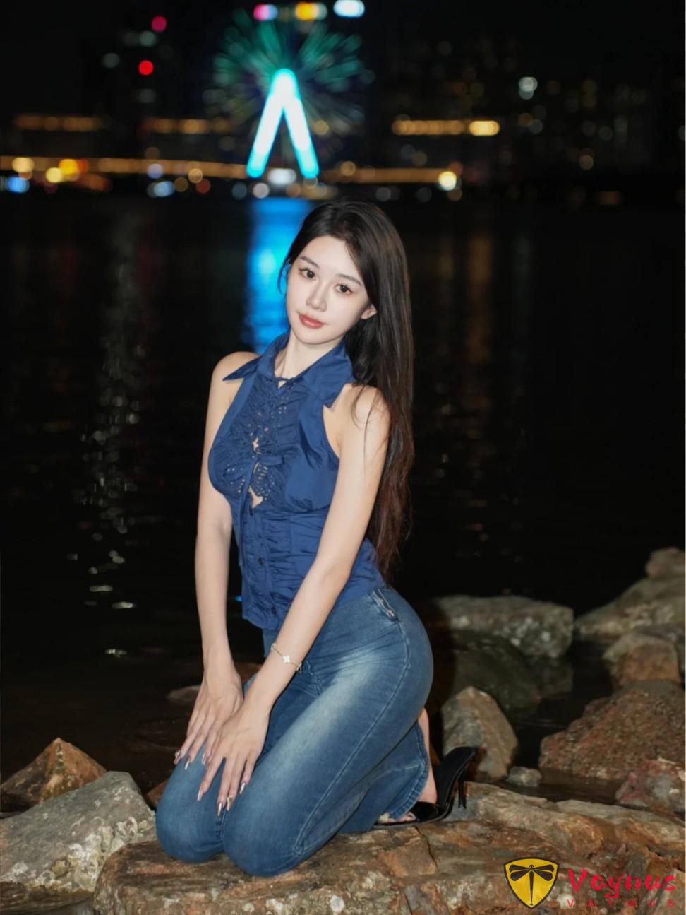 牛仔裤拍夜景人像！9个万能姿势，轻松拿捏霓虹下的复古浪漫