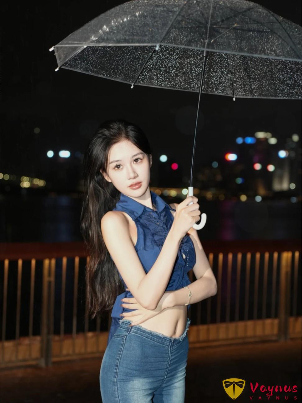 牛仔裤拍夜景人像！9个万能姿势，轻松拿捏霓虹下的复古浪漫