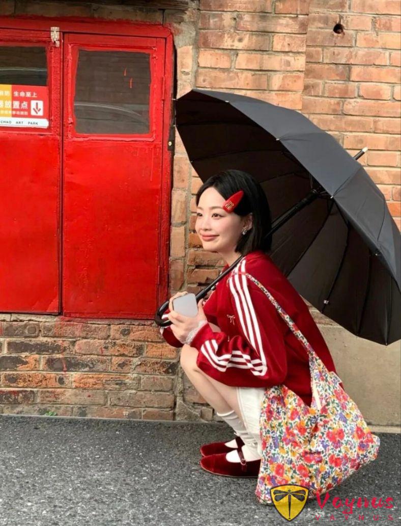 红色卫衣穿搭灵感，给秋天添加一抹色彩