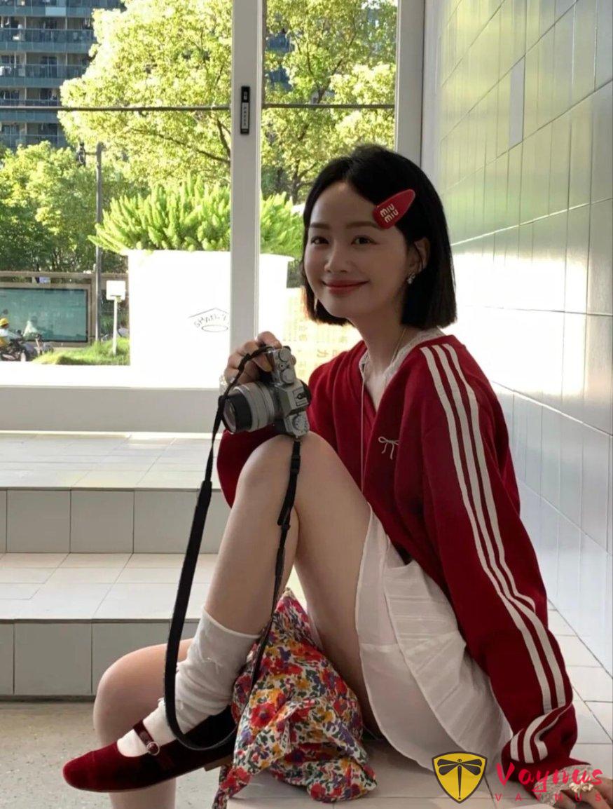 红色卫衣穿搭灵感，给秋天添加一抹色彩