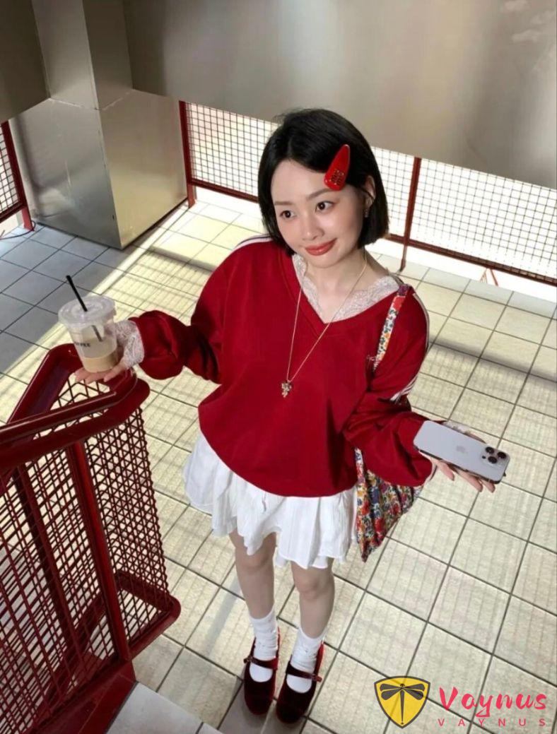 红色卫衣穿搭灵感，给秋天添加一抹色彩