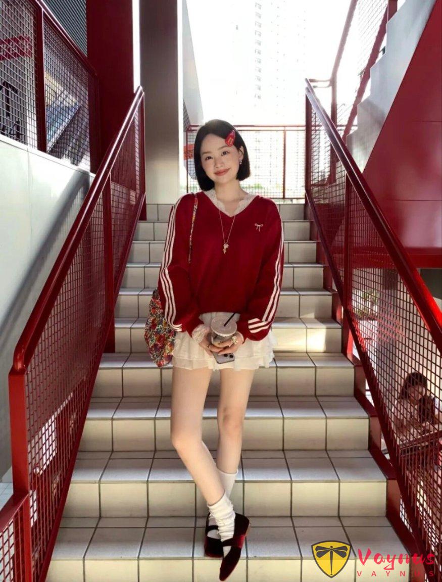 红色卫衣穿搭灵感，给秋天添加一抹色彩