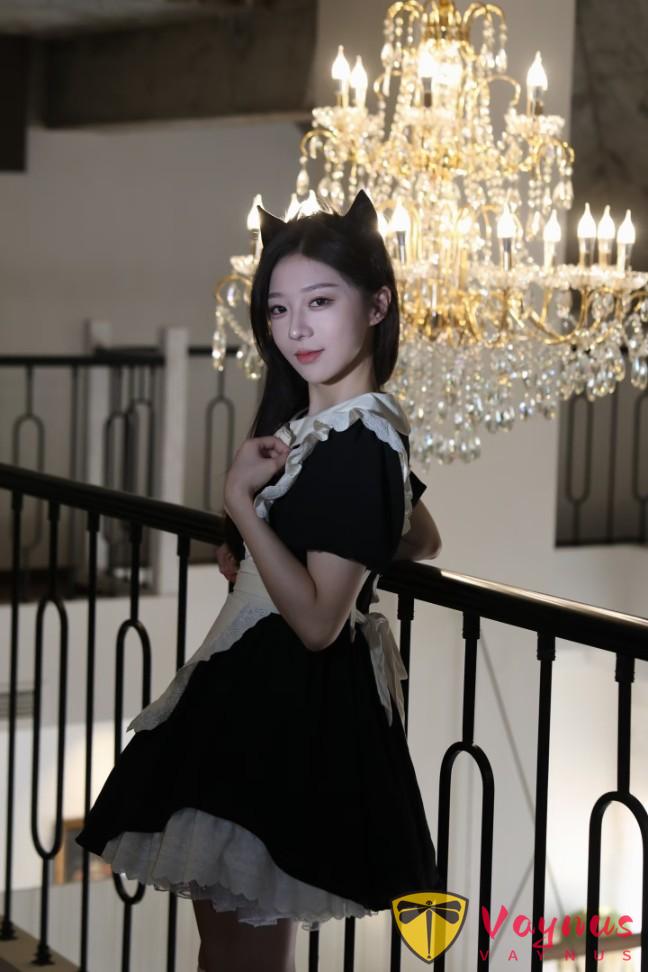 女仆装这样拍也太美了,9个氛围感姿势,又甜又乖,谁看谁迷糊