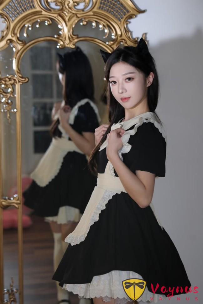 女仆装这样拍也太美了,9个氛围感姿势,又甜又乖,谁看谁迷糊