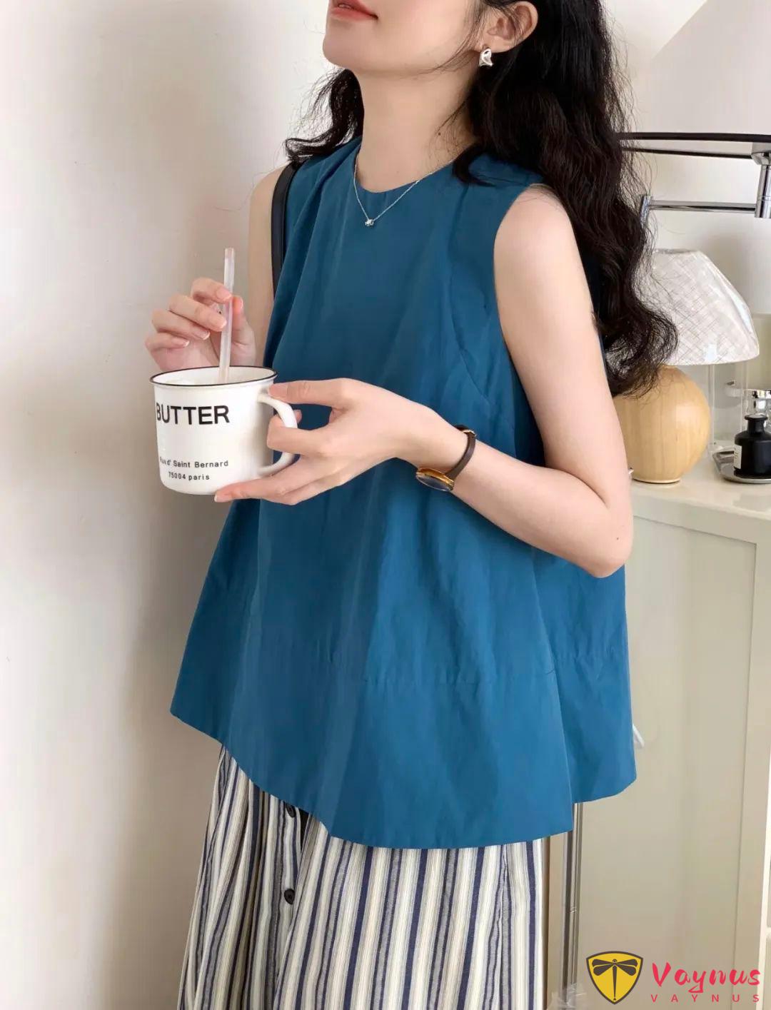 这个蓝太显白啦，很好看的孔雀蓝无袖上衣+条纹裤穿搭！