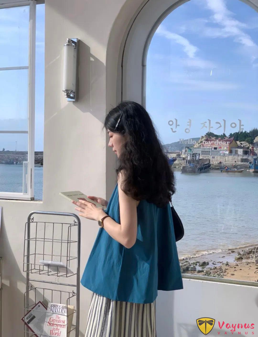 这个蓝太显白啦，很好看的孔雀蓝无袖上衣+条纹裤穿搭！