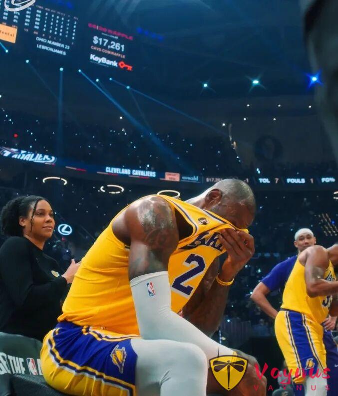 “湖三崩”再现，湖人这场诸事不顺