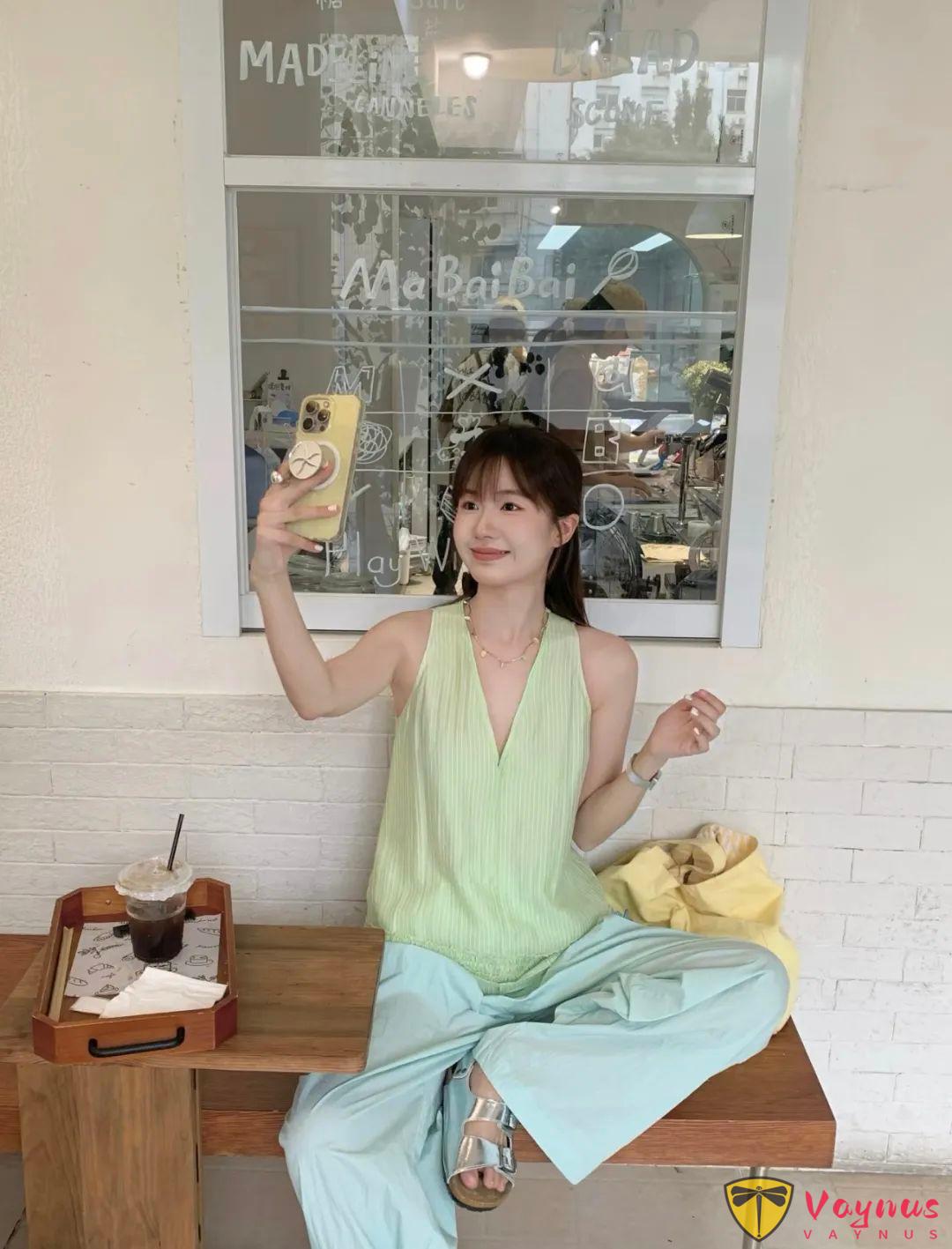 超级清爽的绿，绿色同色系穿搭 ，清爽加倍了