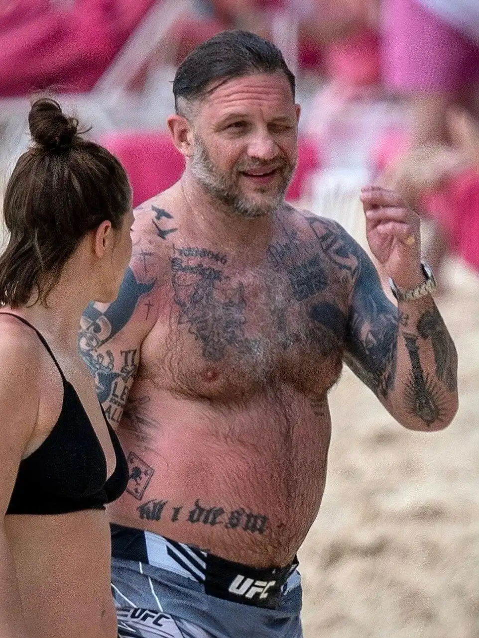 曾經讓無數少女尖叫的男神《湯姆·哈迪：西裝/湯哈迪》，如今變樣了！