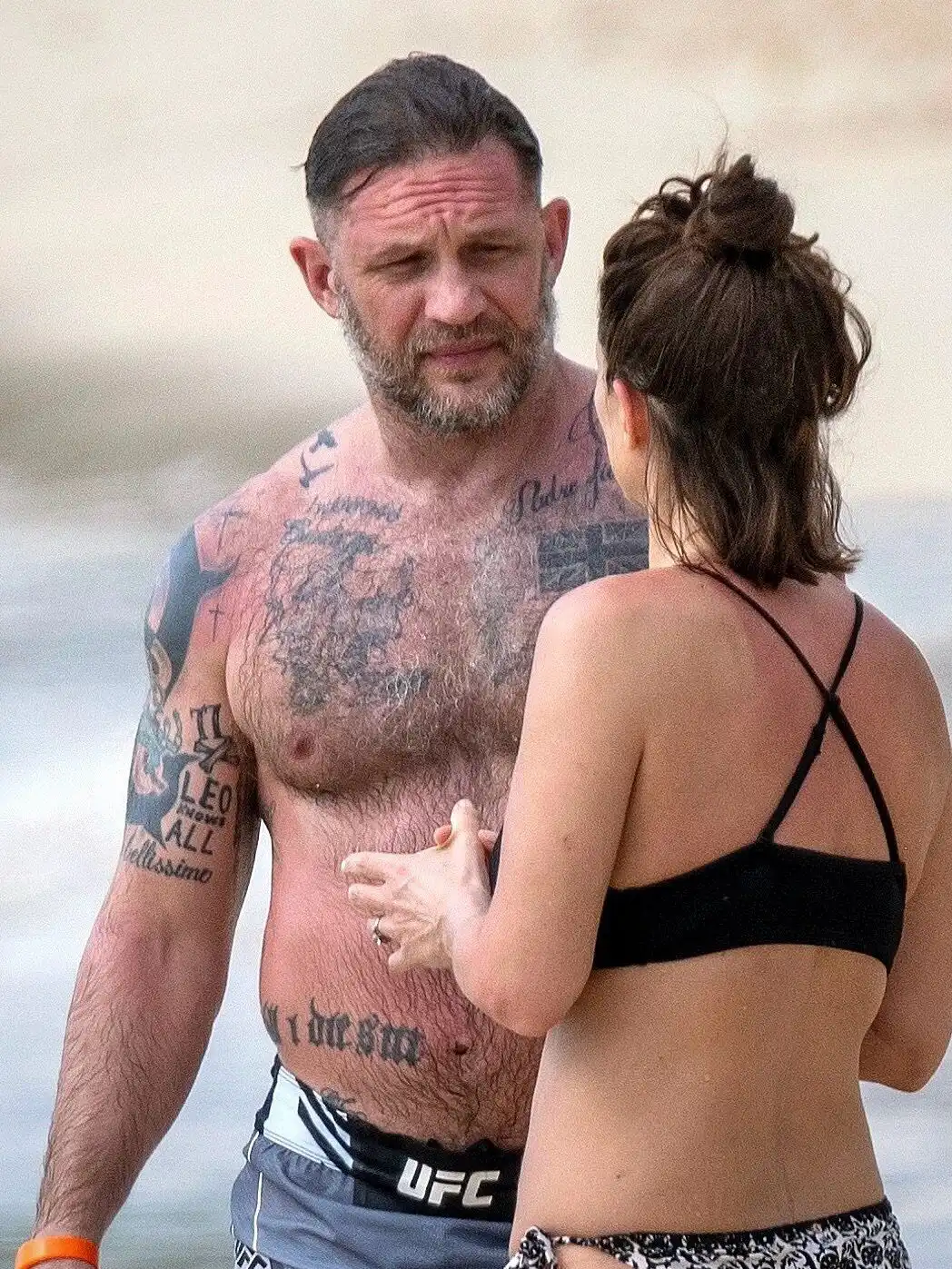 曾經讓無數少女尖叫的男神《湯姆·哈迪：西裝/湯哈迪》，如今變樣了！