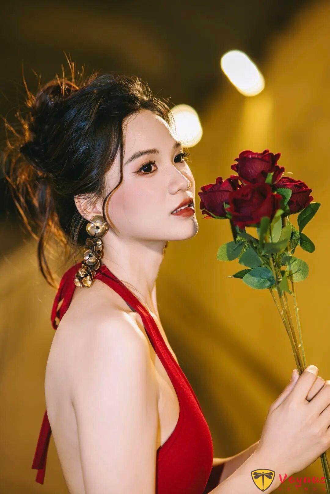 红裙配玫瑰才是绝配!9组电影风姿势,秒变氛围感女主