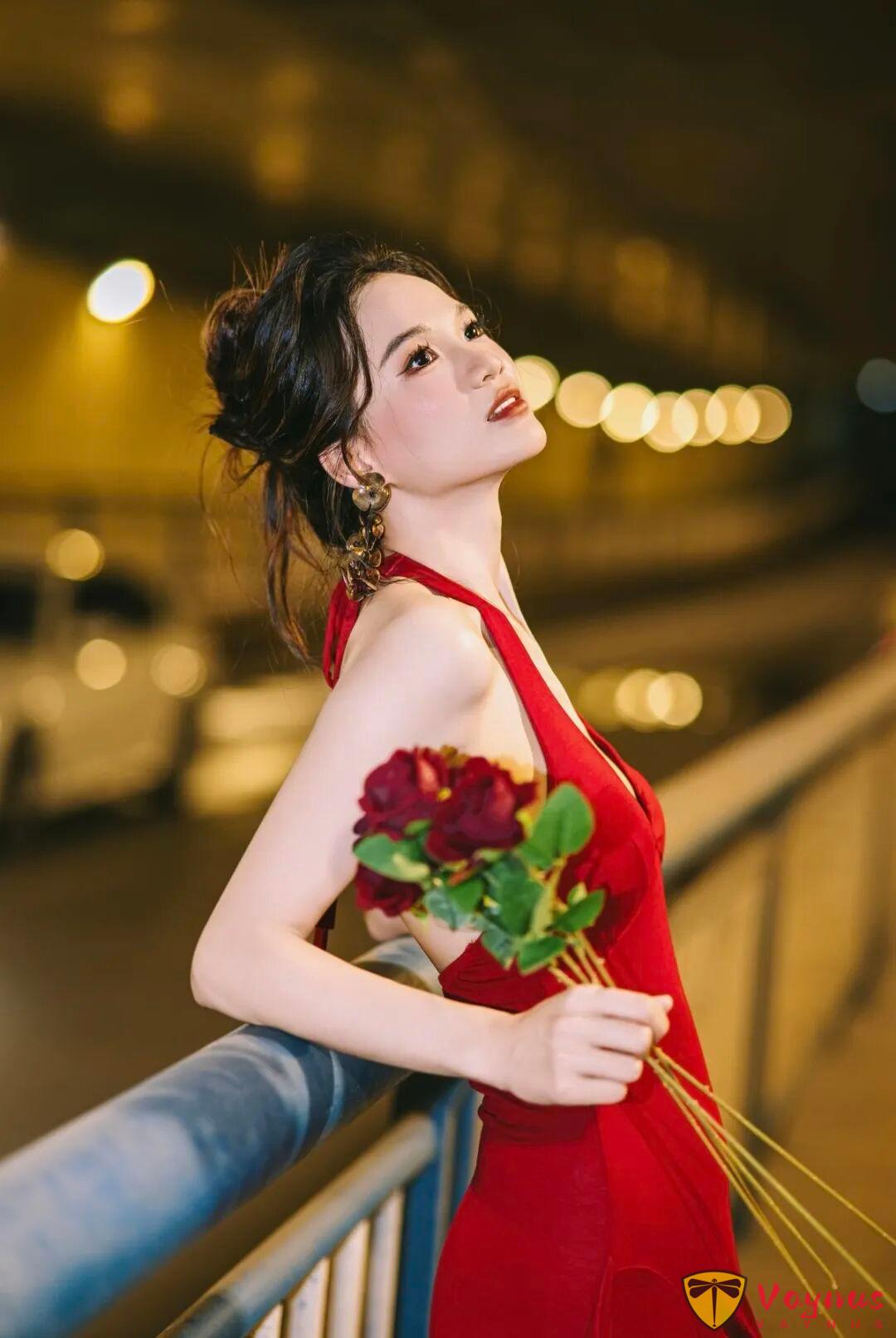 红裙配玫瑰才是绝配!9组电影风姿势,秒变氛围感女主