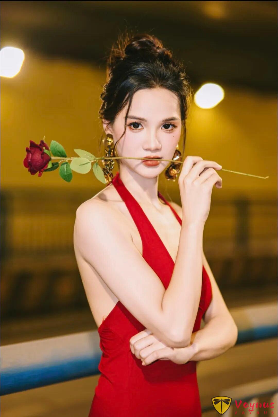 红裙配玫瑰才是绝配!9组电影风姿势,秒变氛围感女主