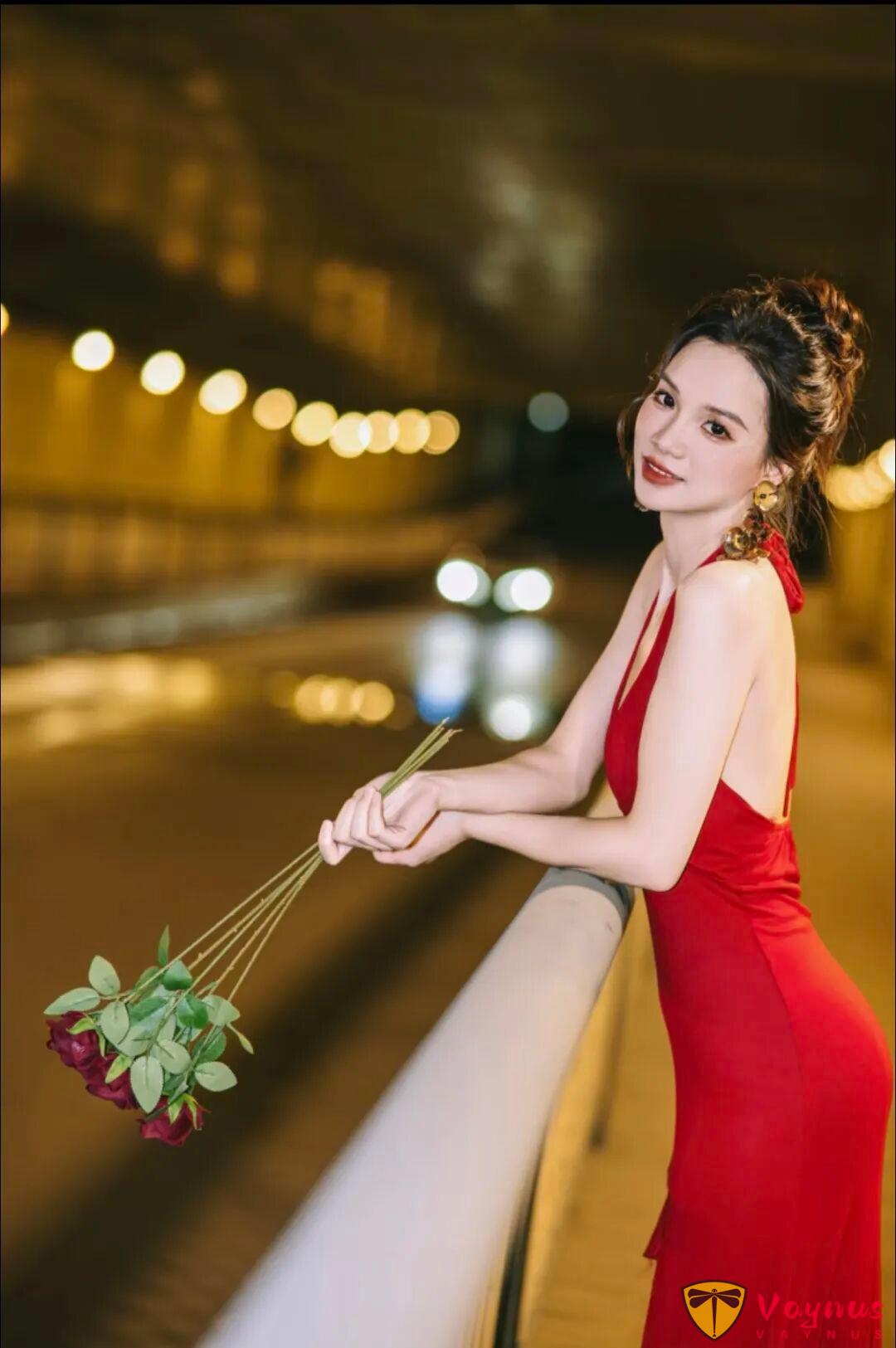 红裙配玫瑰才是绝配!9组电影风姿势,秒变氛围感女主