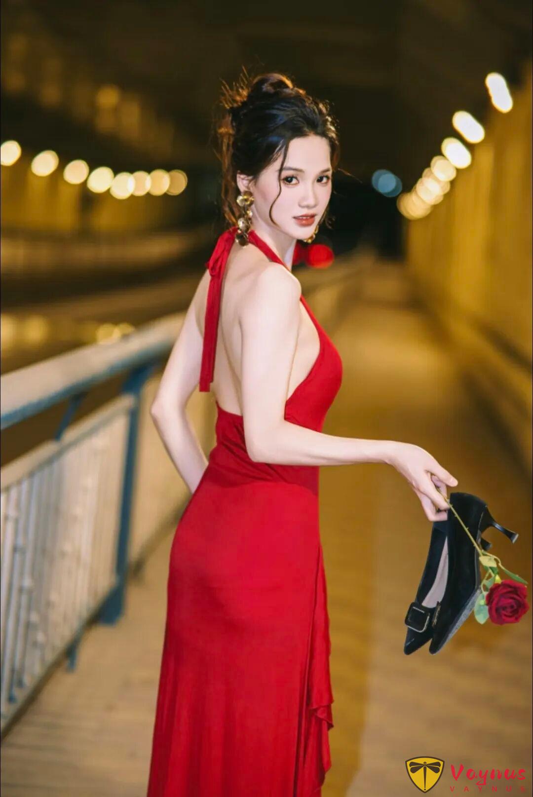 红裙配玫瑰才是绝配!9组电影风姿势,秒变氛围感女主