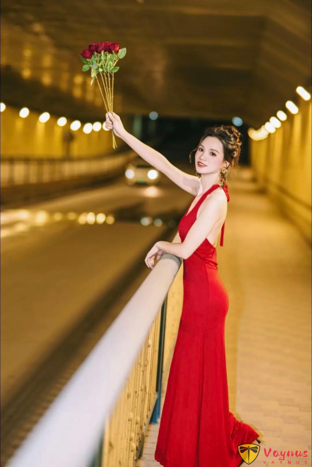 红裙配玫瑰才是绝配!9组电影风姿势,秒变氛围感女主