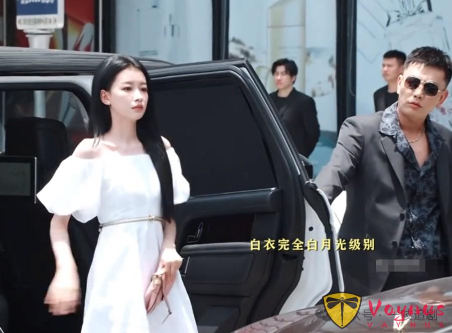 全程戴墨鏡裝酷，臺詞黏糊，58歲姜武帶來國際影帝“教科書”式演技