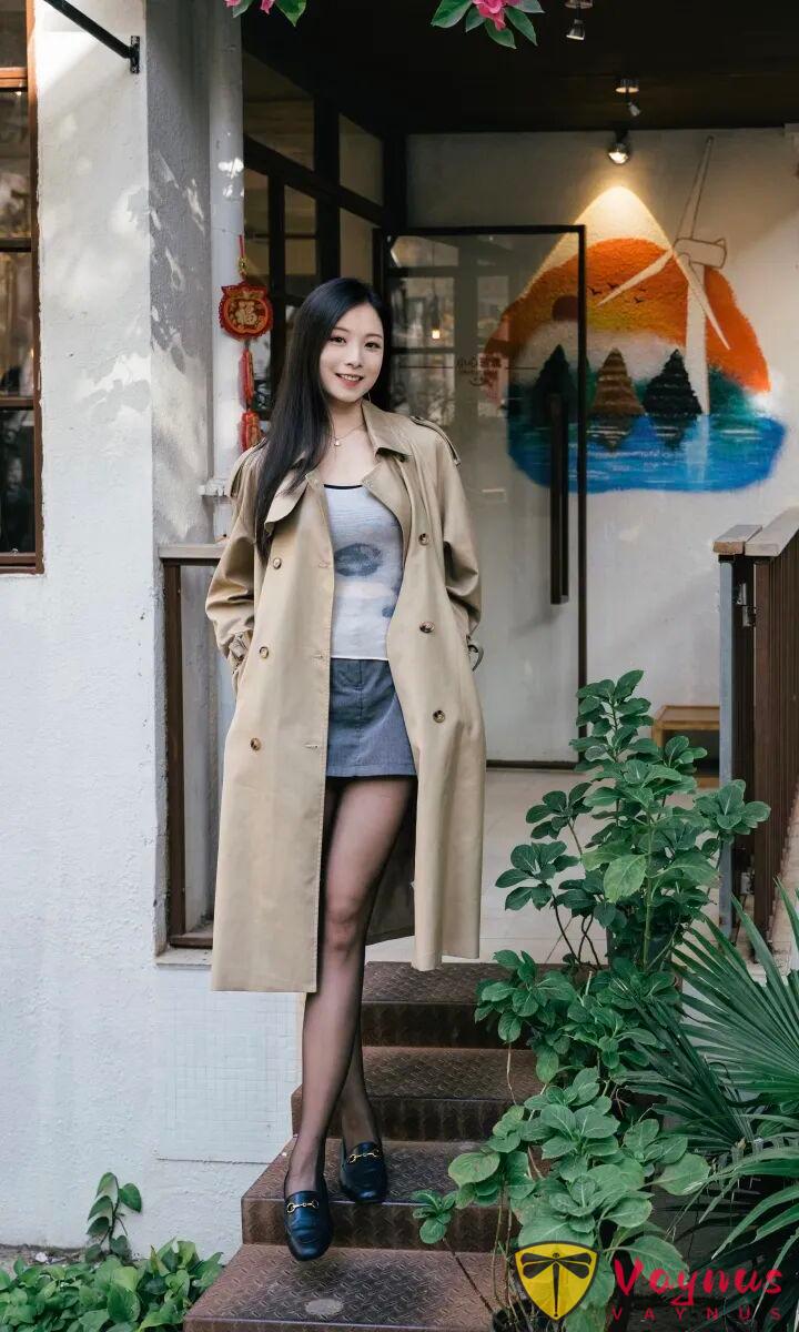 別再剪刀手了!9個風衣+斑馬線街拍技巧,又酷又颯顯身材!