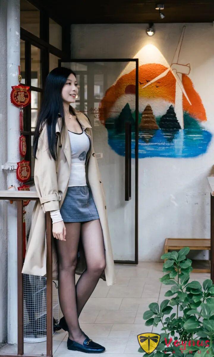 別再剪刀手了!9個風衣+斑馬線街拍技巧,又酷又颯顯身材!