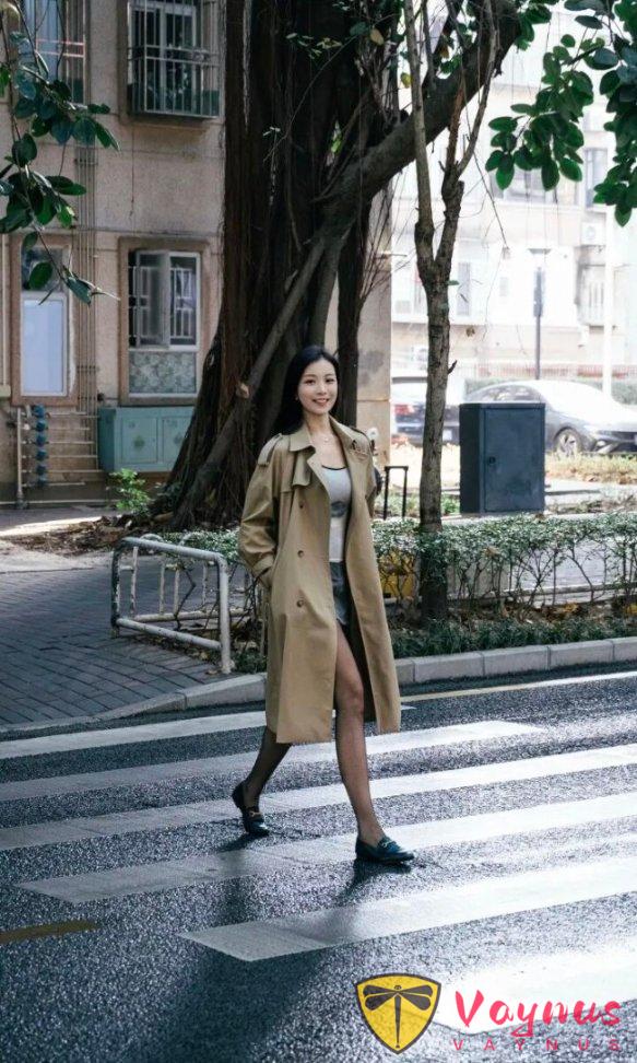 別再剪刀手了!9個風衣+斑馬線街拍技巧,又酷又颯顯身材!