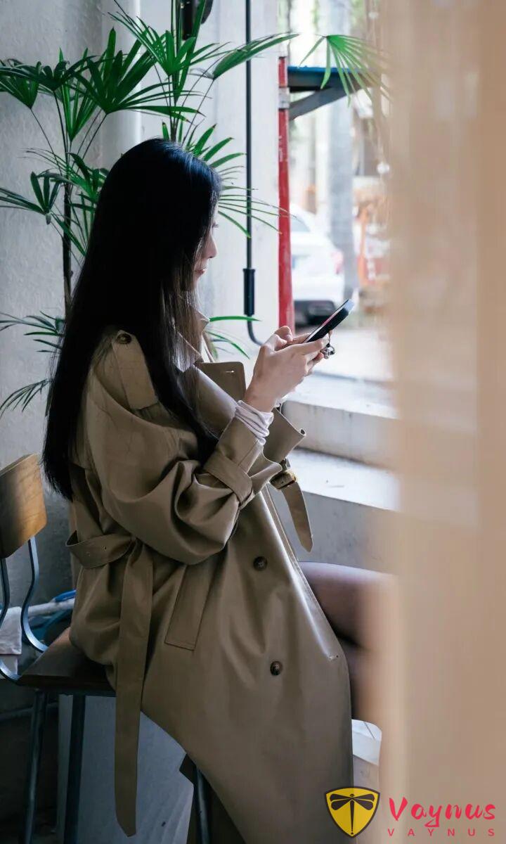 別再剪刀手了!9個風衣+斑馬線街拍技巧,又酷又颯顯身材!