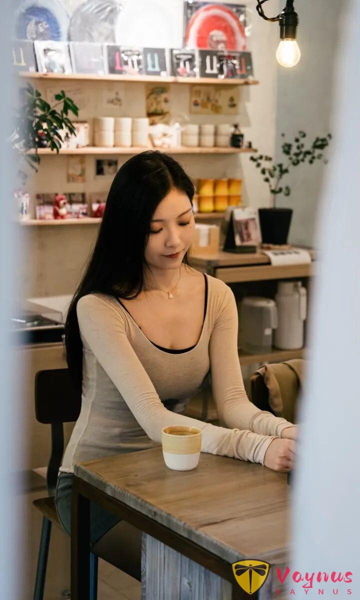 別再剪刀手了!9個風衣+斑馬線街拍技巧,又酷又颯顯身材!