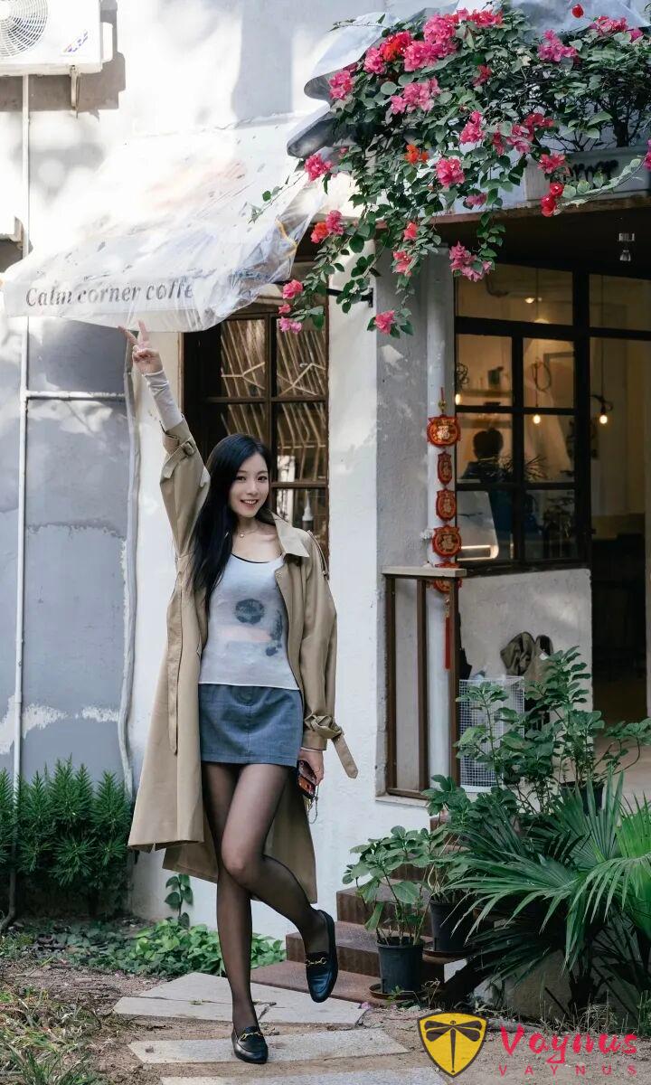 別再剪刀手了!9個風衣+斑馬線街拍技巧,又酷又颯顯身材!