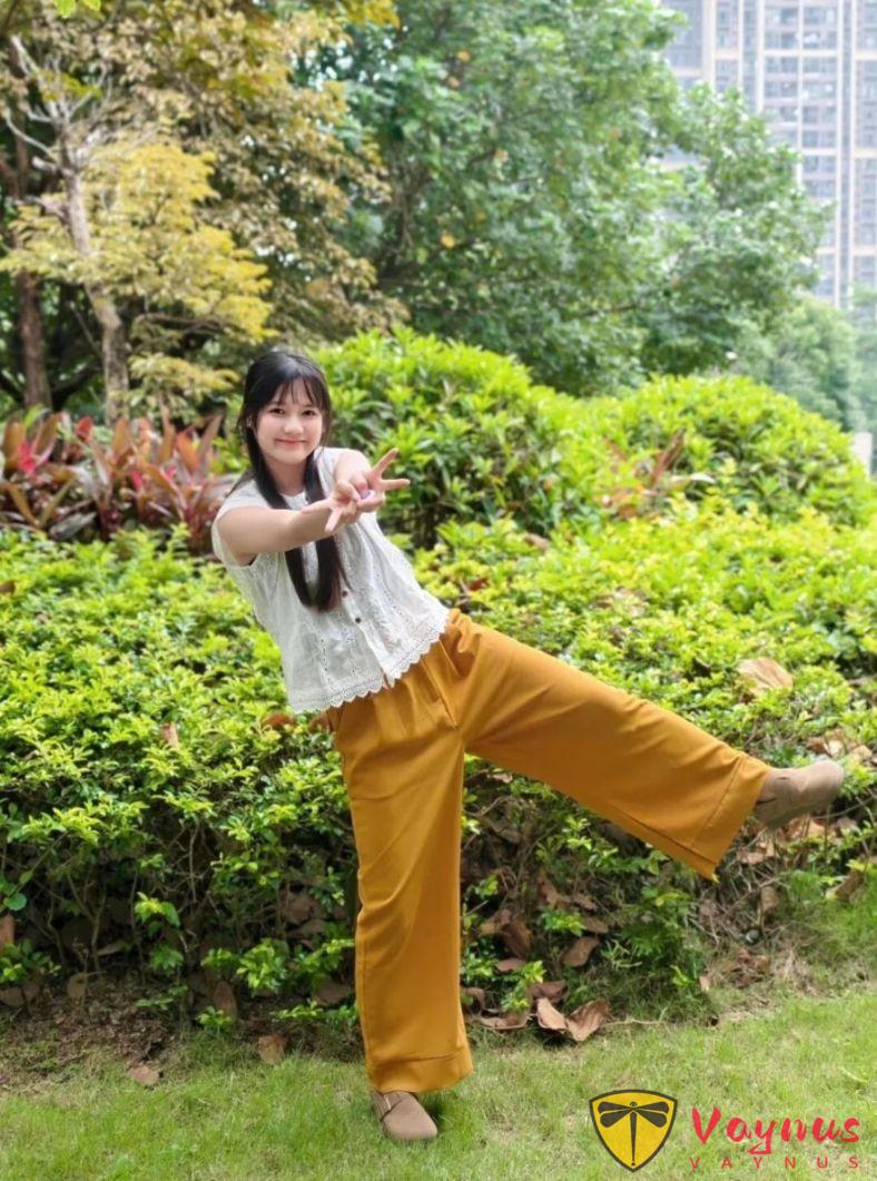 夏日草地感站姿，9个万能拍照动作拍出腿长纯欲感，自然又不做作，超显亲和力