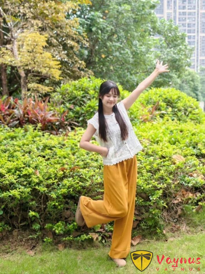 夏日草地感站姿，9个万能拍照动作拍出腿长纯欲感，自然又不做作，超显亲和力
