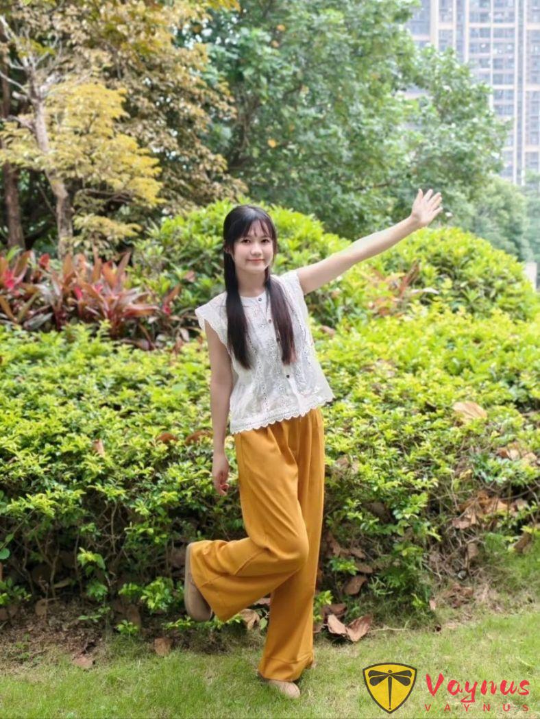 夏日草地感站姿，9个万能拍照动作拍出腿长纯欲感，自然又不做作，超显亲和力