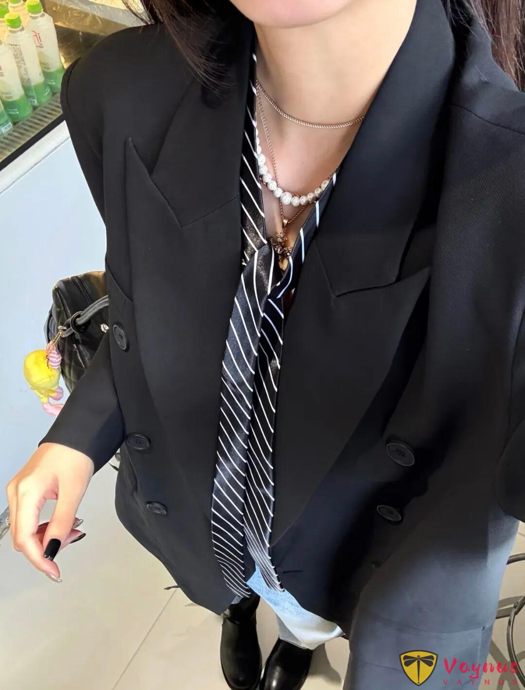 黑色西服的秋日穿搭