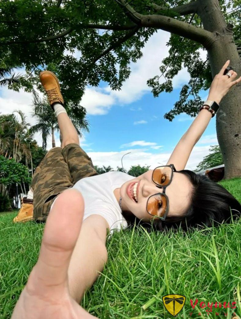 當你不知道要拍什麼動作時，不妨躺下想想，躺著拍照真的超有氛圍感的！