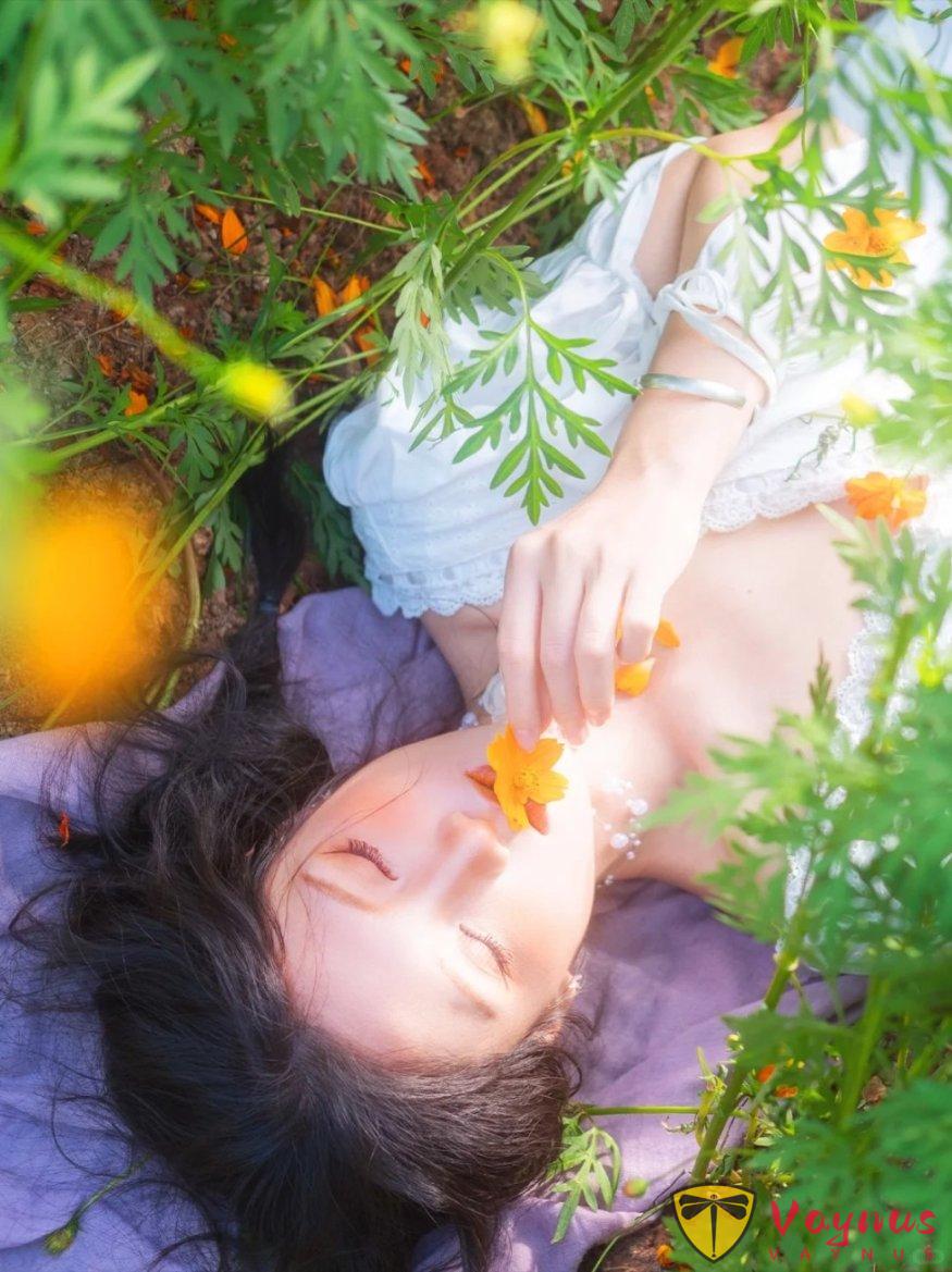 當你不知道要拍什麼動作時，不妨躺下想想，躺著拍照真的超有氛圍感的！