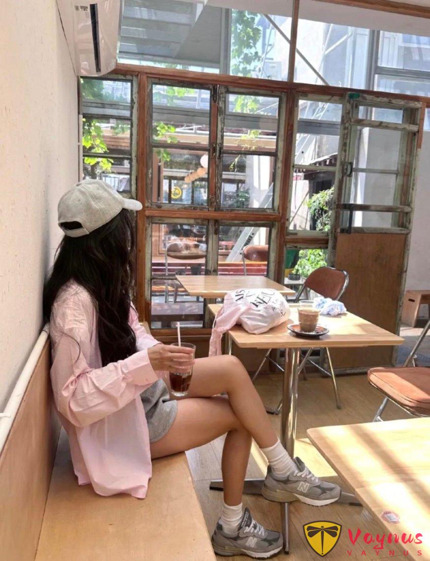 粉色襯衣+灰色短褲