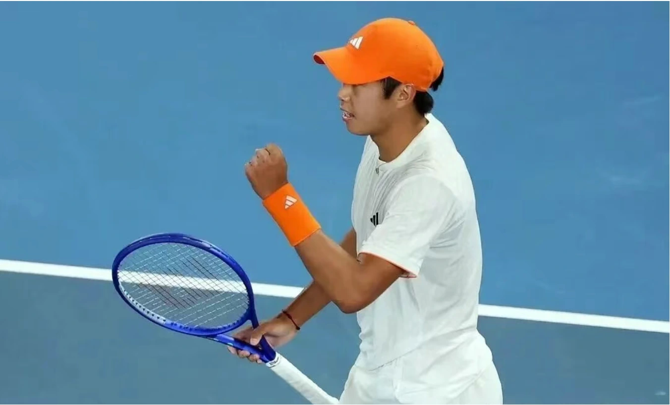 1769502592493022644.webp 剛剛!首個澳網男單四強誕生,世界第三3-1艱難取勝,20歲小將險翻盤