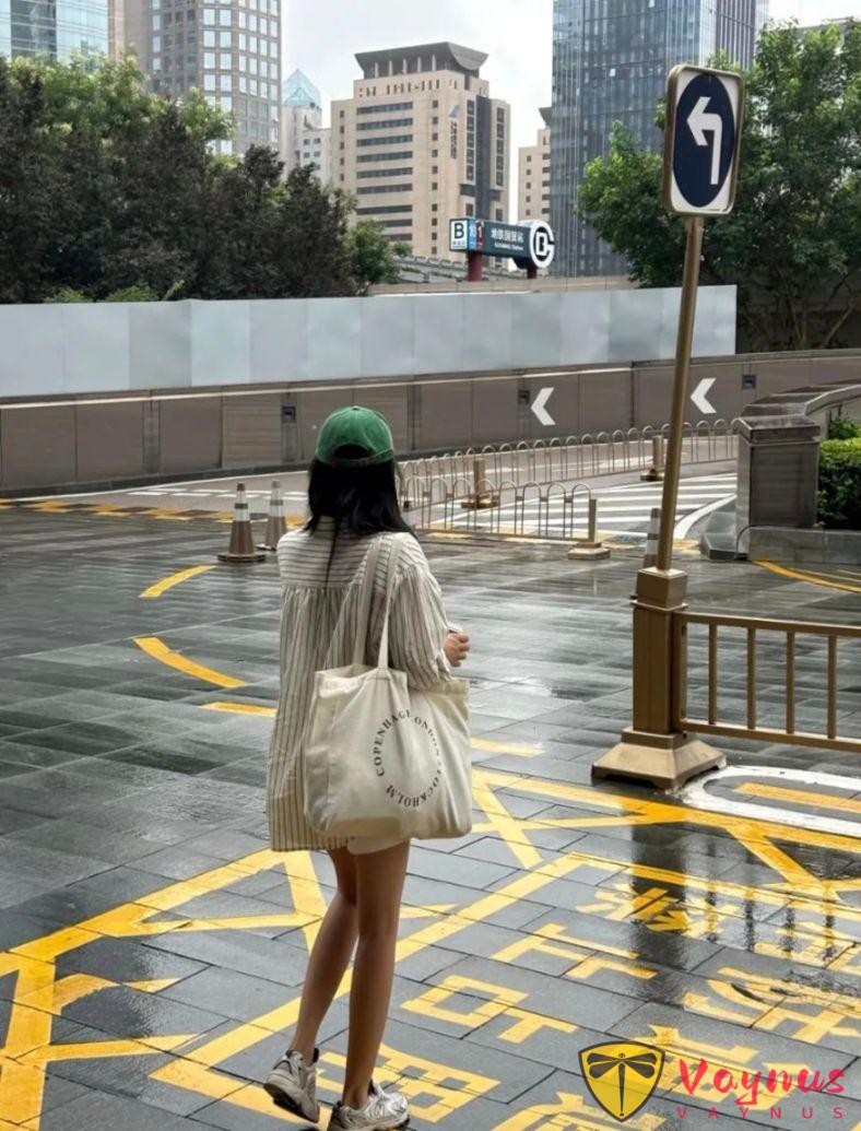 条纹衬衫的夏日穿搭