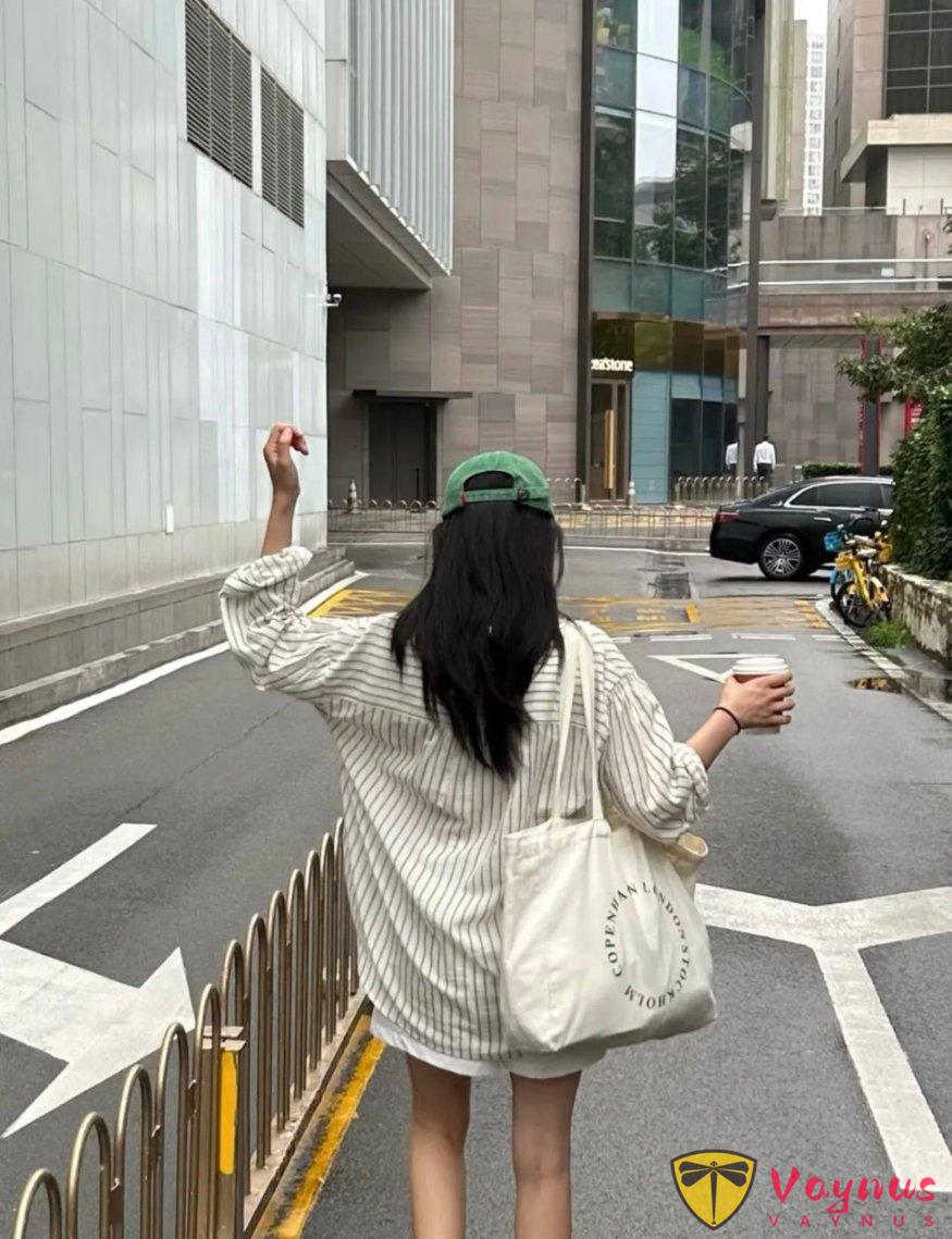 条纹衬衫的夏日穿搭