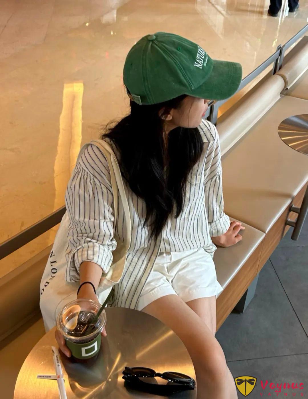 条纹衬衫的夏日穿搭