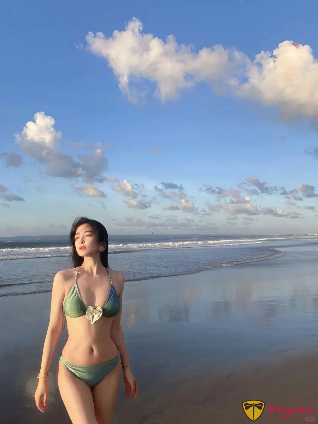 草帽編織包加持，陽光海灘拍照姿勢又鬆弛又吸睛，性感氛圍感拉滿