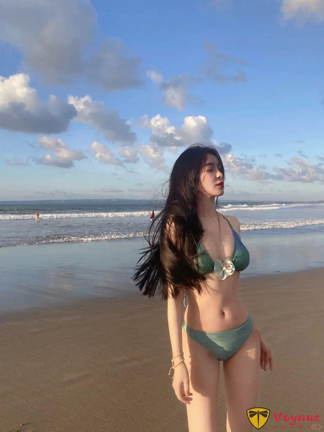 草帽編織包加持，陽光海灘拍照姿勢又鬆弛又吸睛，性感氛圍感拉滿
