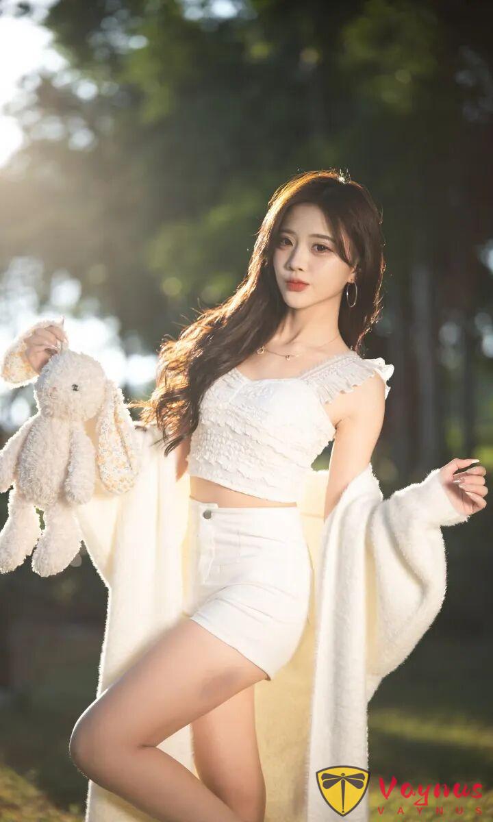 9个草地拍照姿势，白色毛衣+治愈逆光，在这个冬天被阳光狠狠宠爱