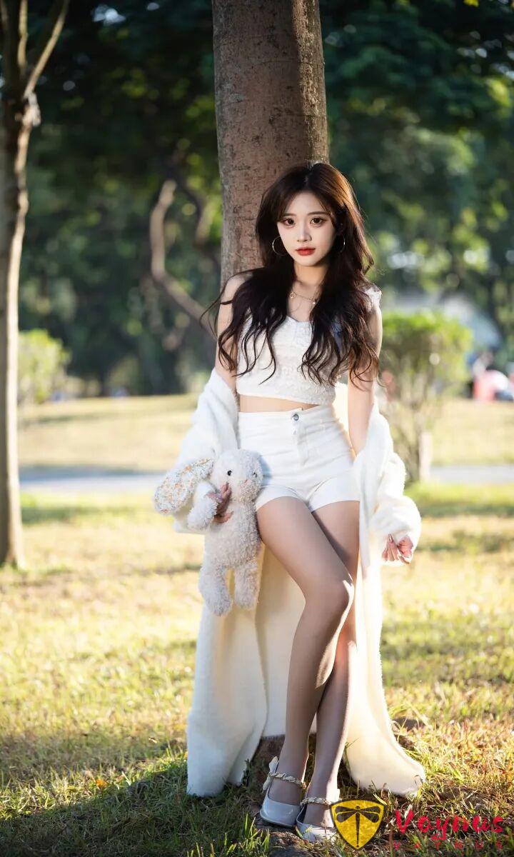 9个草地拍照姿势，白色毛衣+治愈逆光，在这个冬天被阳光狠狠宠爱