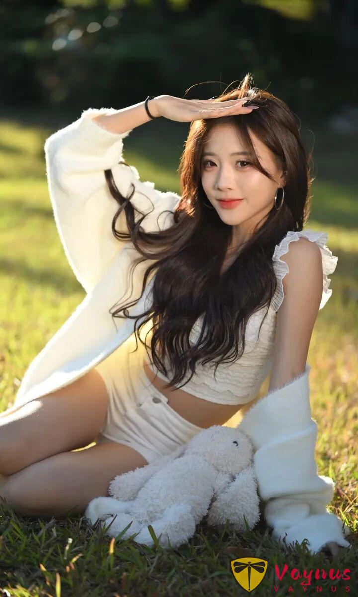 9个草地拍照姿势，白色毛衣+治愈逆光，在这个冬天被阳光狠狠宠爱