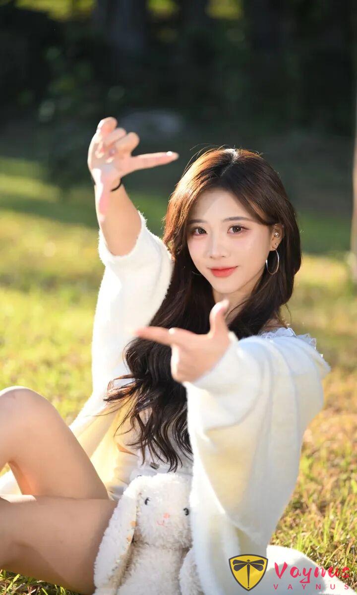 9个草地拍照姿势，白色毛衣+治愈逆光，在这个冬天被阳光狠狠宠爱