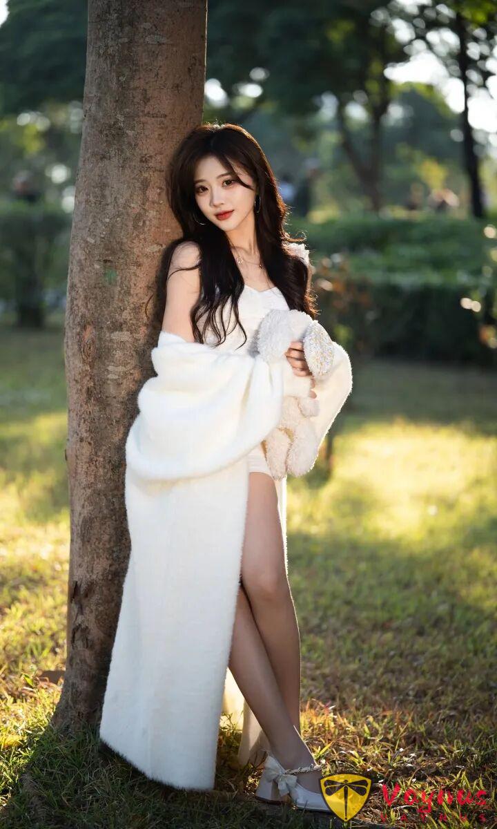 9个草地拍照姿势，白色毛衣+治愈逆光，在这个冬天被阳光狠狠宠爱