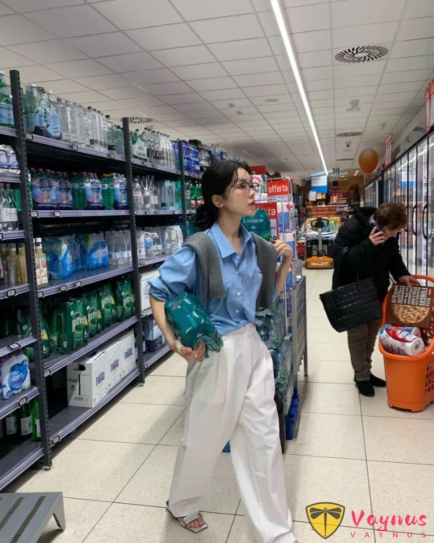 蓝色条纹衬衫穿搭灵感