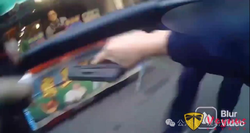 持刀壮汉砍伤一名派出所警察，被另一警当胸击毙！比港警如何