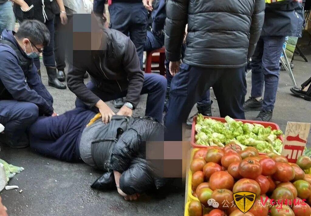 持刀壮汉砍伤一名派出所警察，被另一警当胸击毙！比港警如何