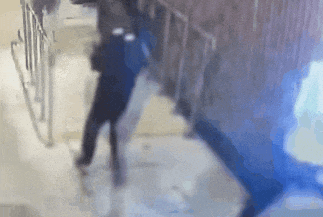 持刀壮汉砍伤一名派出所警察，被另一警当胸击毙！比港警如何